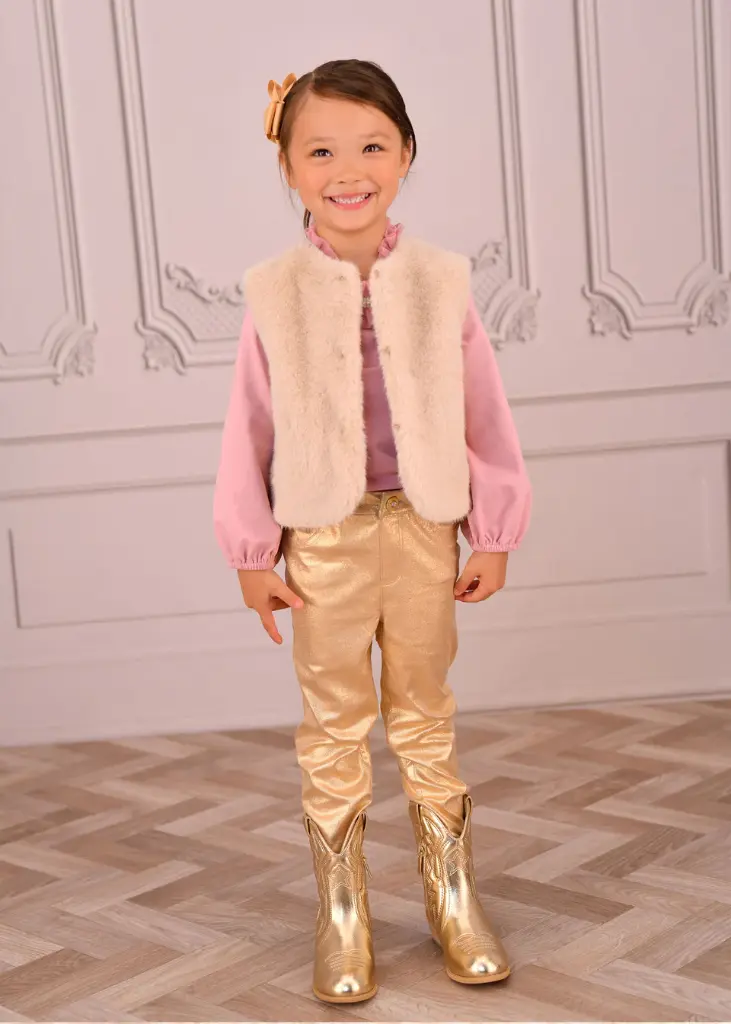 Cher_Gilet_Gold_Lifestyle_1.webp