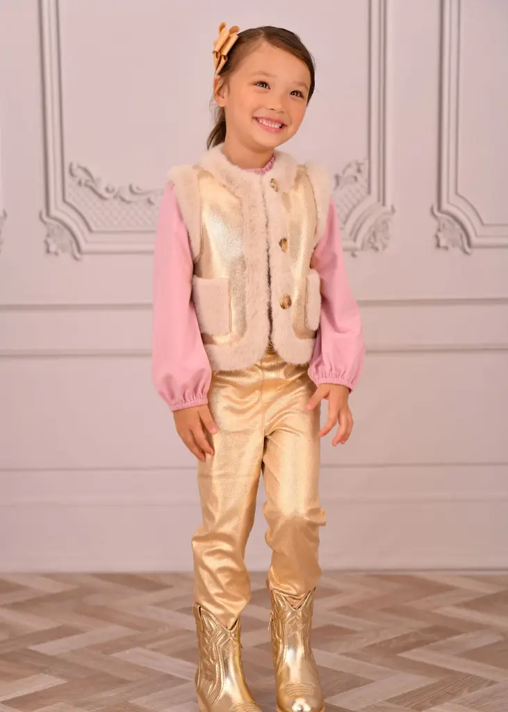 Cher_Gilet_Gold_Lifestyle.webp