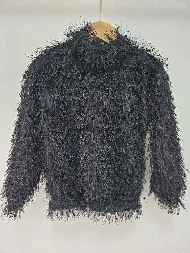 CHICAPRE - Pull Noir à frange 