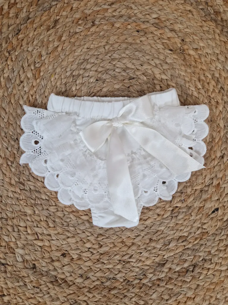 Culotte ecrue en dentelle bébé